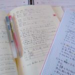 Minna no Nihongo y ejercicios de japonés escritos a mano
