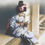 Portada de Memorias de una Geisha. Mineko Iwasaki leyendo un libro